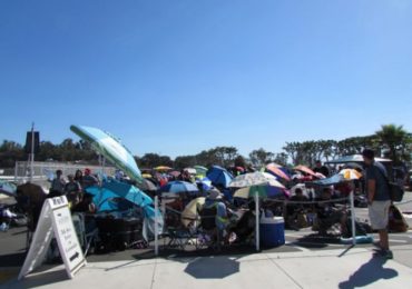 SDCC 2016, Saturday NDL, Hall H, wristbands, umbrellas